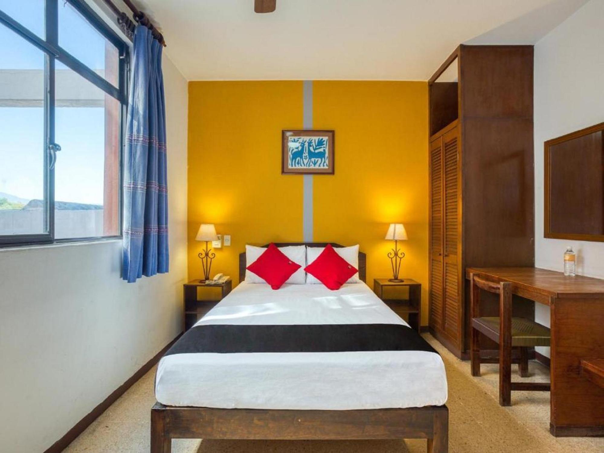Capital O Crespo Hotel, Hotel