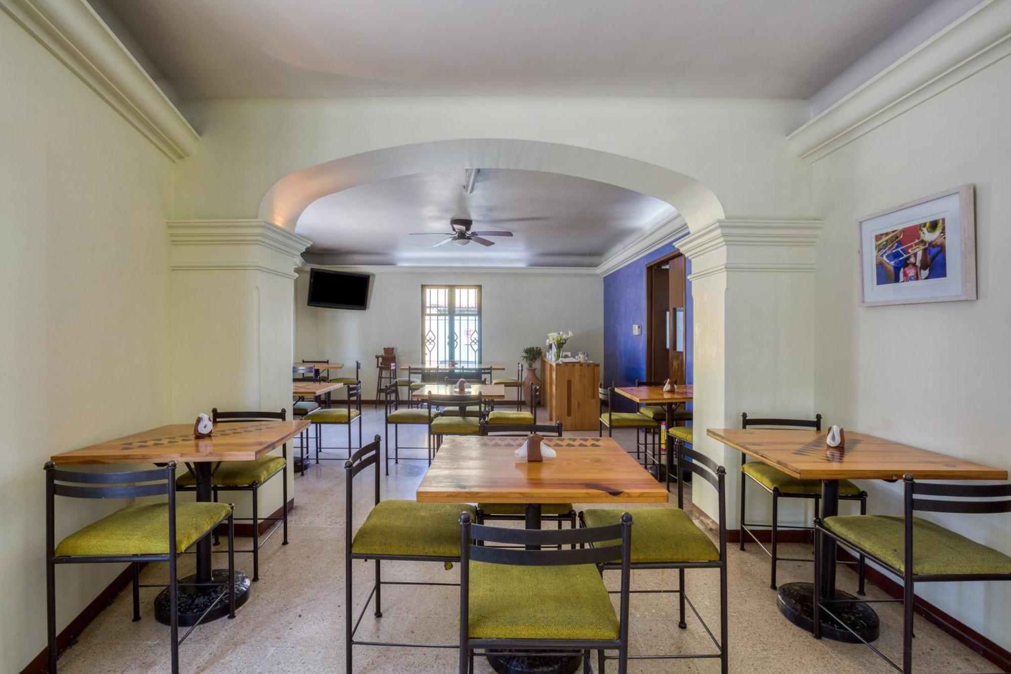 Capital O Crespo Hotel, 4*